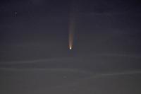 Komet v družbi šibkih nočnosvetlečih oblakov. Foto: Dejan,  9. 7. 2020